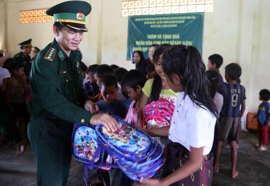 Tặng quà cho học sinh khu vực biên giới nước bạn Lào Tặng quà cho học sinh khu vực biên giới nước bạn Lào
