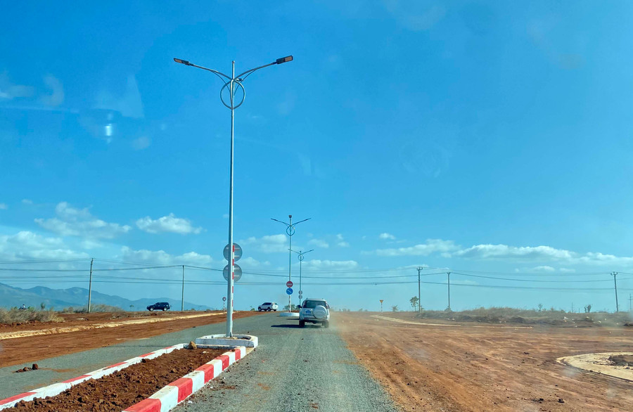 Đường vào Cụm Công nghiệp-tiểu thủ công nghiệp huyện Mang Yang. Ảnh: H.D Đường vào Cụm Công nghiệp-tiểu thủ công nghiệp huyện Mang Yang. Ảnh: H.D