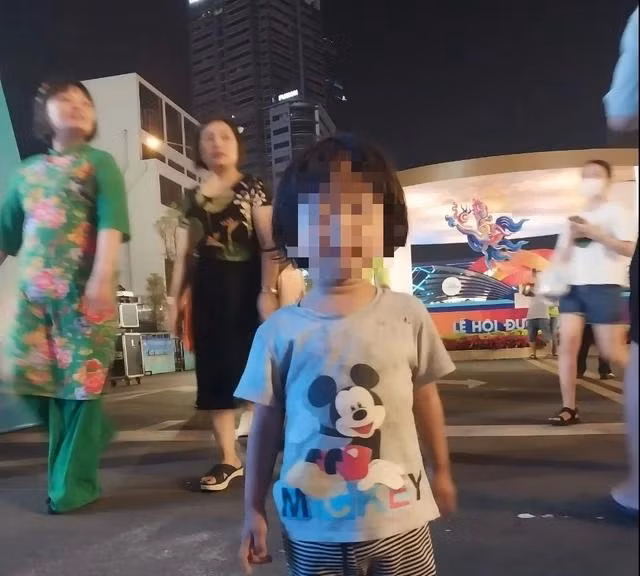 Công an đang điều tra vụ 2 bé gái mất tích ở phố đi bộ Nguyễn Huệ, Q.1, TP.HCM Công an đang điều tra vụ 2 bé gái mất tích ở phố đi bộ Nguyễn Huệ, Q.1, TP.HCM