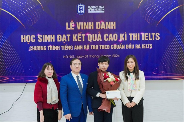 Em Nguyễn Hàn Bách, học sinh lớp 11, trường THPT Tây Hồ, Hà Nội (thứ 2 từ phải qua) trong lễ vinh danh đạt điểm cao thi IELTS. Em Nguyễn Hàn Bách, học sinh lớp 11, trường THPT Tây Hồ, Hà Nội (thứ 2 từ phải qua) trong lễ vinh danh đạt điểm cao thi IELTS.
