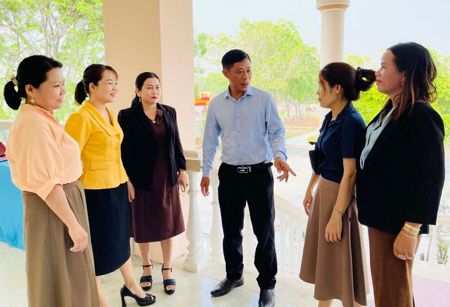 Bí thư Huyện ủy Ia Pa Nguyễn Minh Trưởng trò chuyện cùng các nữ Bí thư Đảng ủy xã. Ảnh: Vũ Chi Bí thư Huyện ủy Ia Pa Nguyễn Minh Trưởng trò chuyện cùng các nữ Bí thư Đảng ủy xã. Ảnh: Vũ Chi