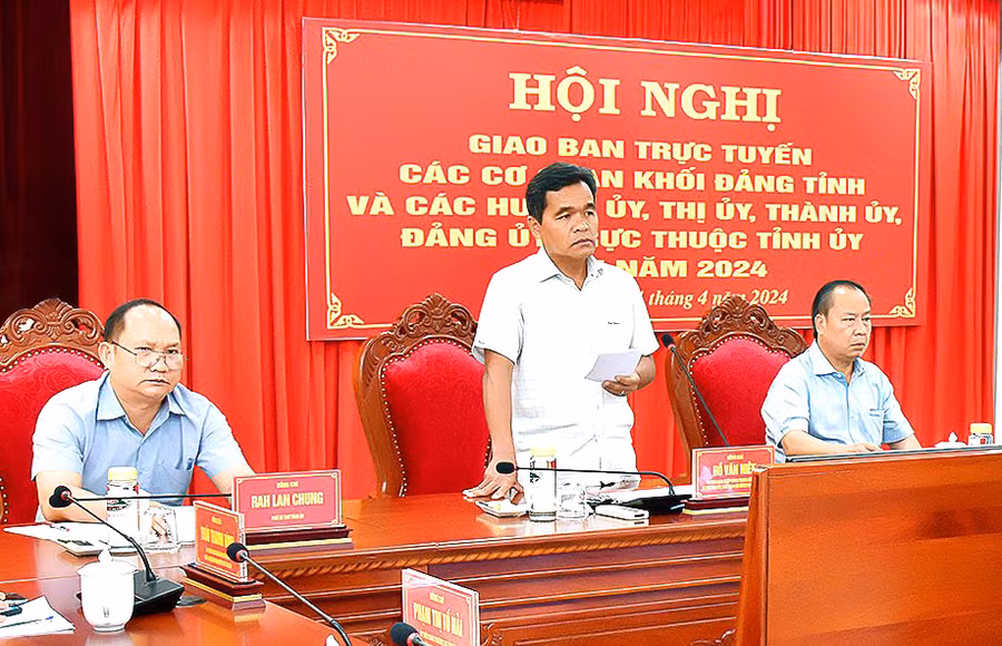 Bí thư Tỉnh ủy, Chủ tịch HĐND tỉnh Hồ Văn Niên phát biểu tại hội nghị. Ảnh: Đức Thụy