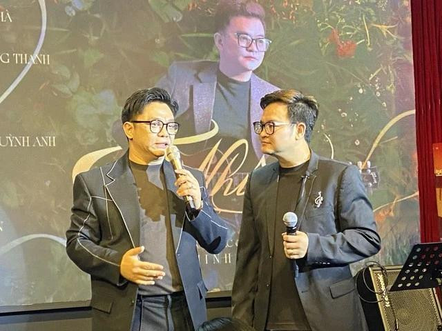 Nhạc sĩ Đông Thiên Đức (tác giả Ngày mai người ta lấy chồng) đến chúc mừng nhạc sĩ Nguyễn Minh Cường