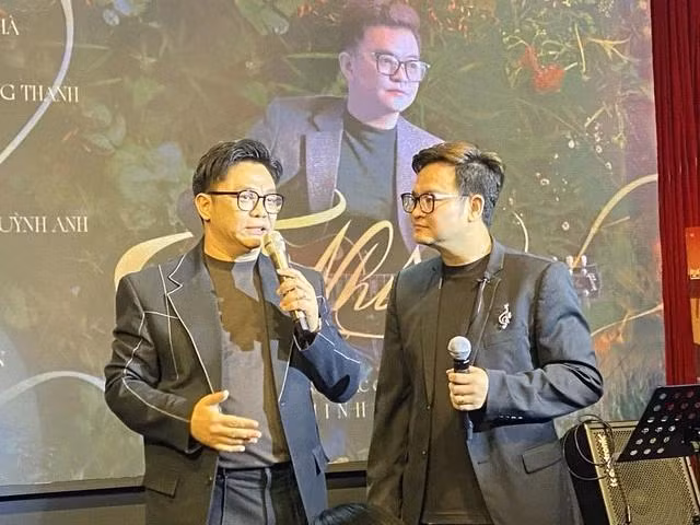 Nhạc sĩ Đông Thiên Đức (tác giả Ngày mai người ta lấy chồng) đến chúc mừng nhạc sĩ Nguyễn Minh Cường