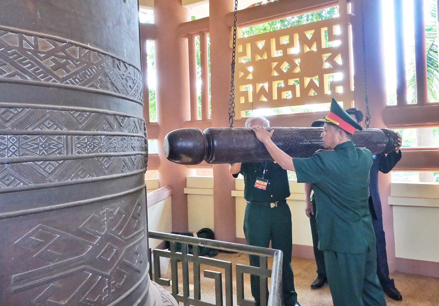 Thỉnh chuông mở đầu lễ cầu siêu. Ảnh: Hoàng Ngọc Thỉnh chuông mở đầu lễ cầu siêu. Ảnh: Hoàng Ngọc