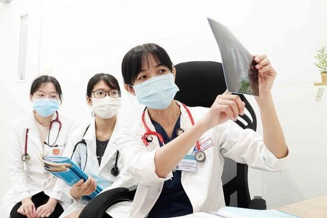 BS Nguyễn Thị Ngọc Trắng đọc chẩn đoán hình ảnh cho bệnh nhi BS Nguyễn Thị Ngọc Trắng đọc chẩn đoán hình ảnh cho bệnh nhi