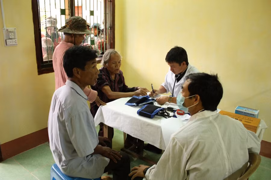 Khám bệnh cho đồng bào khu vực biên giới Việt Nam - Lào tại các trạm xá quân dân y do Báo SGGP tài trợ. Ảnh: VÕ TIẾN