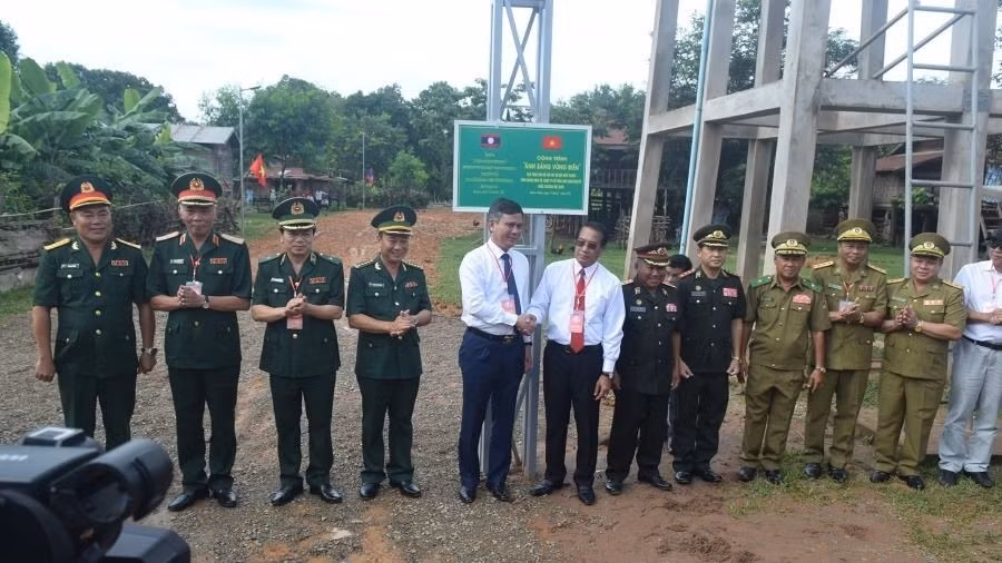 Khánh thành công trình ánh sáng vùng biên giới nước bạn Lào tại cụm bản Na Chắt, tỉnh Khammouane. Ảnh: MINH PHONG