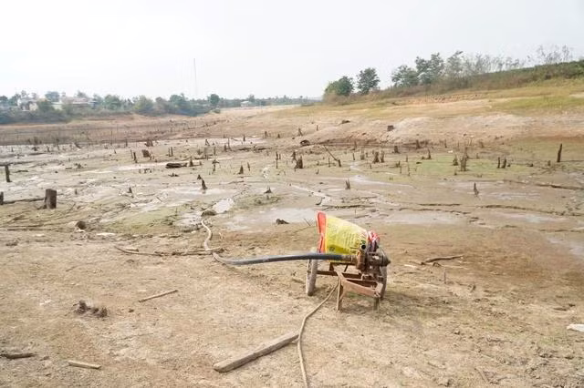 Hồ thủy lợi cạn trơ đáy khiến người dân không biết ứng phó thế nào với hạn hán