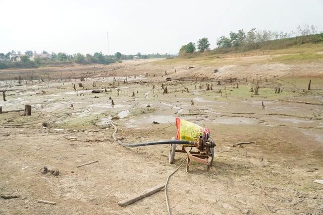 Hồ thủy lợi cạn trơ đáy khiến người dân không biết ứng phó thế nào với hạn hán