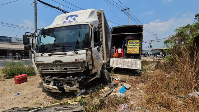 Sau khi tông trúng ô tô chiếc xe tải tông trúng tiếp một xe tải khác đậu ở bãi đất trống ven đường rồi mới dừng lại, phương tiện hư hỏng Sau khi tông trúng ô tô chiếc xe tải tông trúng tiếp một xe tải khác đậu ở bãi đất trống ven đường rồi mới dừng lại, phương tiện hư hỏng