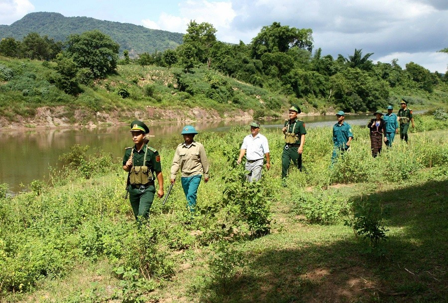 Quân dân phối hợp tuần tra biên giới bên dòng Sê Pôn Quân dân phối hợp tuần tra biên giới bên dòng Sê Pôn