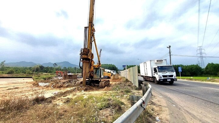 Nút giao Hoàng Văn Thái đang được đơn vị thi công triển khai. Nút giao Hoàng Văn Thái đang được đơn vị thi công triển khai.