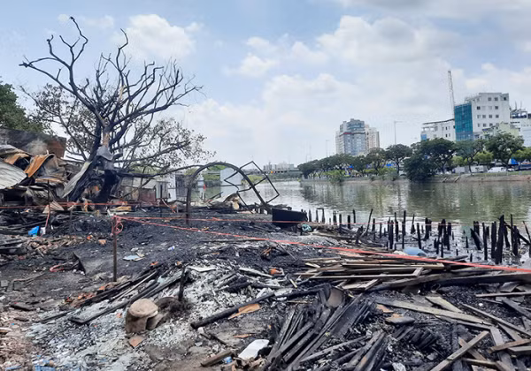 Bên bờ kênh chỉ còn lại đống tro tàn sau vụ hỏa hoạn.