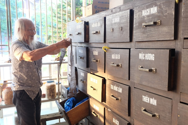 Tuổi cao, song cụ Phạm Thọ Tầng vẫn nhớ từng bài thuốc, tên thuốc Tuổi cao, song cụ Phạm Thọ Tầng vẫn nhớ từng bài thuốc, tên thuốc