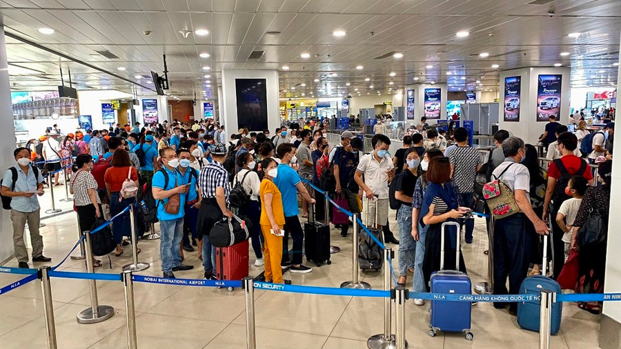 Nhu cầu đi lại của người dân tăng cao trong dịp nghỉ lễ 30/4-1/5 và giai đoạn cao điểm Hè. (Ảnh: PV/Vietnam+) Nhu cầu đi lại của người dân tăng cao trong dịp nghỉ lễ 30/4-1/5 và giai đoạn cao điểm Hè. (Ảnh: PV/Vietnam+)