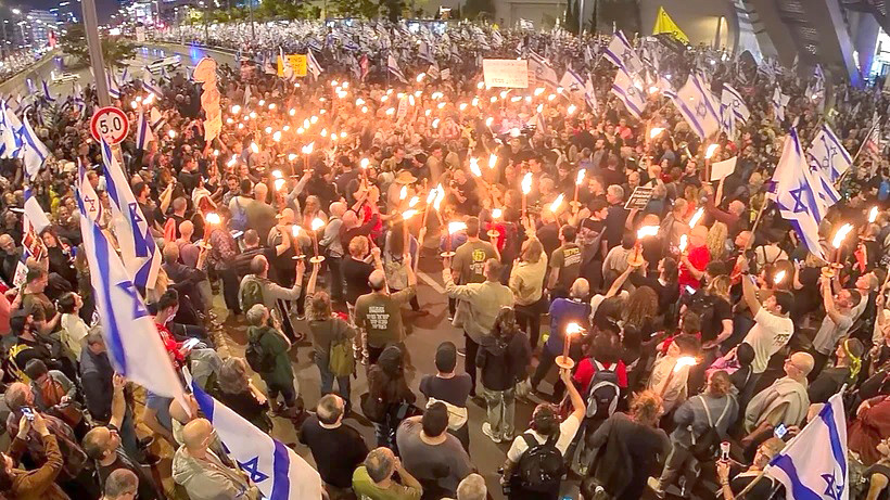Người biểu tình bên ngoài trụ sở Lực lượng Phòng vệ Israel tại Tel Aviv ngày 6-4 (nguồn Times of Israel) Người biểu tình bên ngoài trụ sở Lực lượng Phòng vệ Israel tại Tel Aviv ngày 6-4 (nguồn Times of Israel)