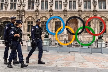 Lực lượng an ninh Pháp kiểm tra nghiêm ngặt trước thềm Olympic Paris 2024. Ảnh: TTXVN