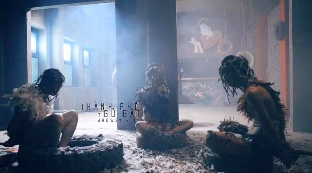 Cảnh trong phim Thành phố ngủ gật Cảnh trong phim Thành phố ngủ gật