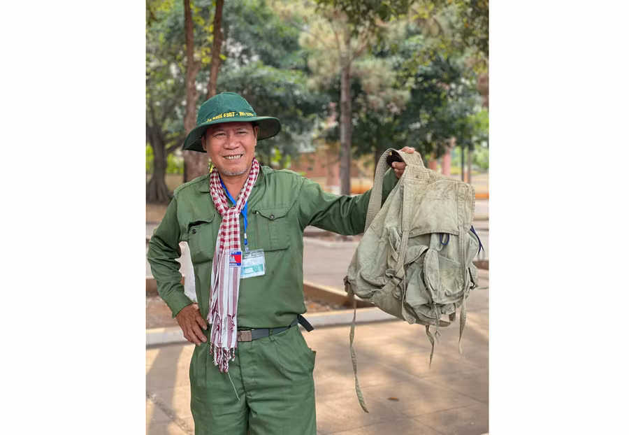 Cựu chiến binh Nguyễn Đình Ngọc và kỷ vật chiến trường vô giá. Ảnh: P.D