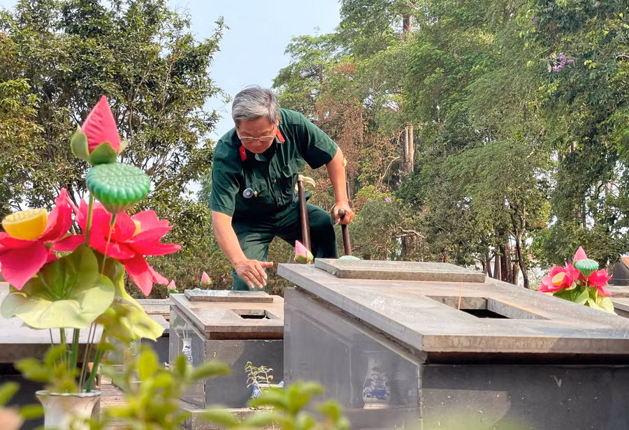Cựu chiến binh Lê Thái Hà chống nạng đến thăm từng ngôi mộ đồng đội. Ảnh: P.D
