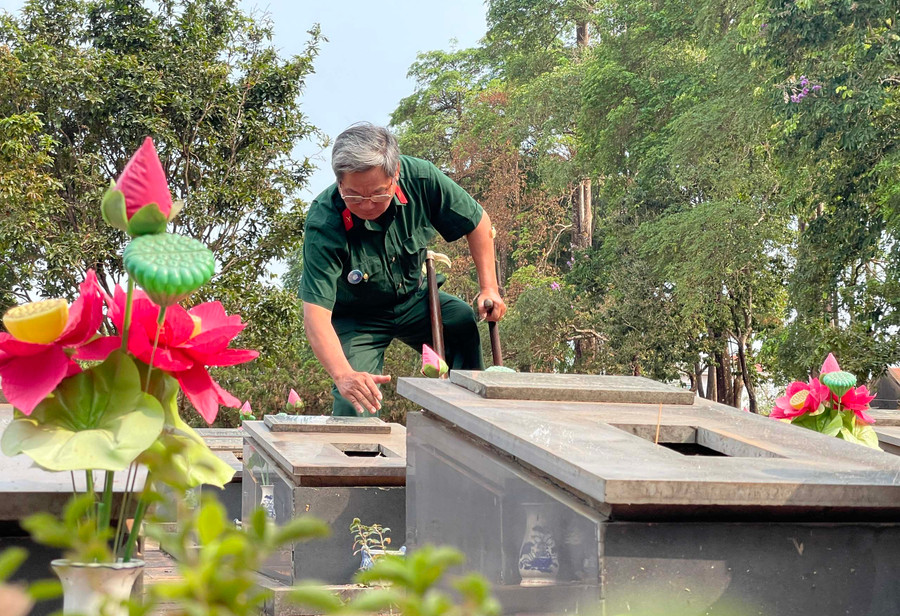 Cựu chiến binh Lê Thái Hà chống nạng đến thăm từng ngôi mộ đồng đội. Ảnh: P.D Cựu chiến binh Lê Thái Hà chống nạng đến thăm từng ngôi mộ đồng đội. Ảnh: P.D