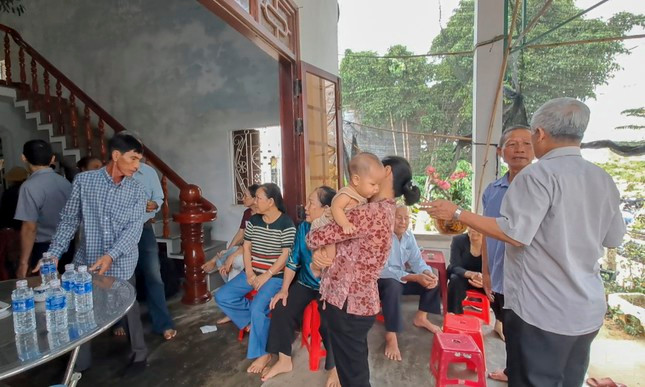 Người thân gia đình, hàng xóm đến chia vui cùng gia đình. Ảnh: Trương Định