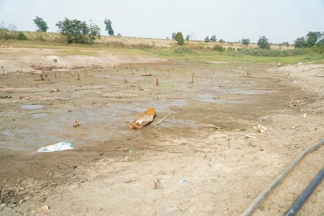 Nắng nóng kéo dài đã khiến hồ thủy lợi C3 cạn kiệt nước, không còn khả năng tưới cho cây trồng