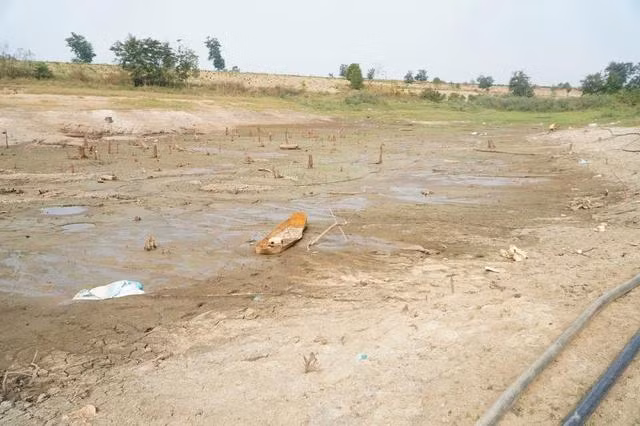 Nắng nóng kéo dài đã khiến hồ thủy lợi C3 cạn kiệt nước, không còn khả năng tưới cho cây trồng