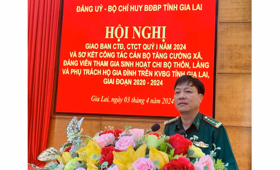Đại tá Nguyễn Văn Nghị-Phó Chính ủy Bộ đội Biên phòng tỉnh phát biểu tại hội nghị. Ảnh: K.Q