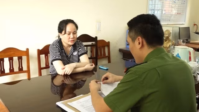 Hoàng Thị Ngọc Thúy tại cơ quan công an