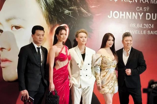 Trương Ngọc Ánh rạng rỡ khi gặp gỡ các đồng nghiệp tại sự kiện Trương Ngọc Ánh rạng rỡ khi gặp gỡ các đồng nghiệp tại sự kiện