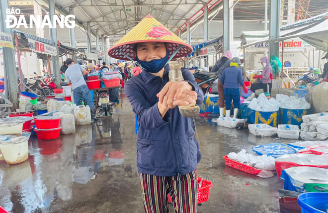 Nhiều phụ nữ gắn bó tuổi xuân bên những gánh cá thuê tại cảng cá Thọ Quang từ đêm khuya cho đến sáng hôm sau. Câu nói “Gánh nhiều thì no, gánh ít thì đói” luôn hiện hữu trong tâm trí họ. Ảnh: H.T.V