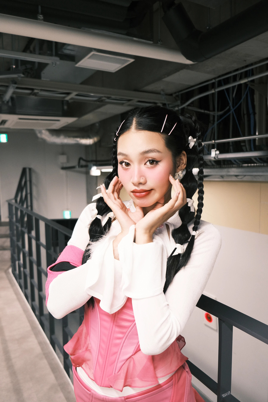 Trong ngày đầu tiên biểu diễn, nữ ca sĩ Giana lựa chọn trang phục trẻ trung, năng động để có thể thoải mái trình diễn cũng như giao lưu với khán giả Trong ngày đầu tiên biểu diễn, nữ ca sĩ Giana lựa chọn trang phục trẻ trung, năng động để có thể thoải mái trình diễn cũng như giao lưu với khán giả