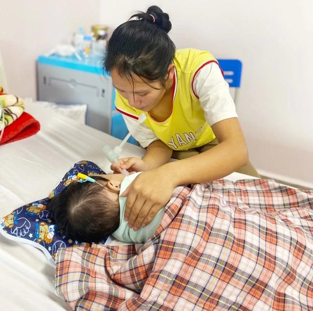 Chị Lý Thị Cu hút đờm cho con khi bé liên tục bị khó thở, gồng cứng người Chị Lý Thị Cu hút đờm cho con khi bé liên tục bị khó thở, gồng cứng người