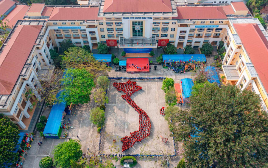 Gần 1.000 học sinh Trường THPT chuyên Hùng Vương tham gia đồng diễn xếp hình bản đồ Việt Nam