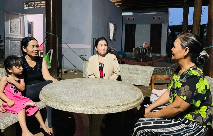 Bà Nay H'Kuan (Bí thư Đảng ủy xã Chư Mố) luôn tuyên truyền, vận động người dân thay đổi nếp nghĩ, cách làm trong đời sống và sản xuất. Ảnh: Vũ Chi Bà Nay H'Kuan (Bí thư Đảng ủy xã Chư Mố) luôn tuyên truyền, vận động người dân thay đổi nếp nghĩ, cách làm trong đời sống và sản xuất. Ảnh: Vũ Chi