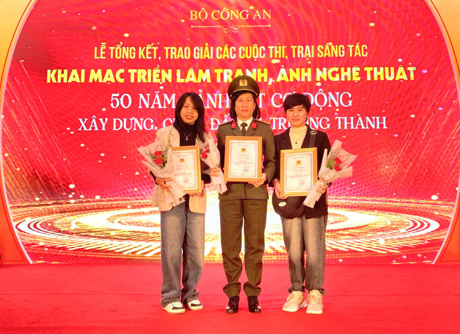 Thượng úy Nguyễn Thị Thanh Thúy (giữa) được trao giải đặc biệt của cuộc thi viết chủ đề “Cảnh sát cơ động-Lá chắn thép bảo vệ bình yên cuộc sống”. Ảnh: NVCC Thượng úy Nguyễn Thị Thanh Thúy (giữa) được trao giải đặc biệt của cuộc thi viết chủ đề “Cảnh sát cơ động-Lá chắn thép bảo vệ bình yên cuộc sống”. Ảnh: NVCC