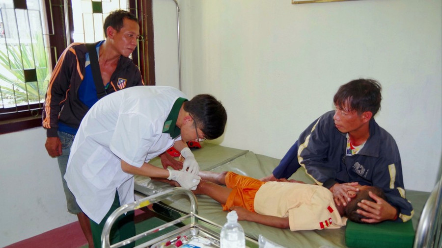 Bác sĩ quân y BĐBP tỉnh Thừa Thiên Huế tại trạm xá quân dân y xã A Đớt sơ cứu cho cháu bé bản Ka Lô, huyện Kà Lừm, tỉnh Sekong bị tai nạn Bác sĩ quân y BĐBP tỉnh Thừa Thiên Huế tại trạm xá quân dân y xã A Đớt sơ cứu cho cháu bé bản Ka Lô, huyện Kà Lừm, tỉnh Sekong bị tai nạn