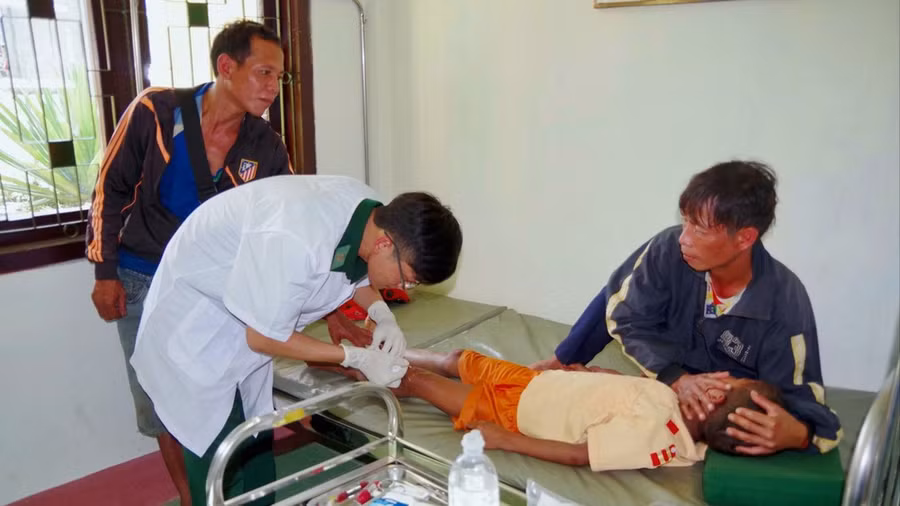 Bác sĩ quân y BĐBP tỉnh Thừa Thiên Huế tại trạm xá quân dân y xã A Đớt sơ cứu cho cháu bé bản Ka Lô, huyện Kà Lừm, tỉnh Sekong bị tai nạn