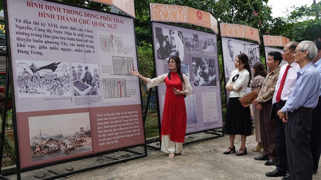 Các đại biểu nghe giới thiệu về vai trò của Bình Định với sự hình thành chữ Quốc ngữ Các đại biểu nghe giới thiệu về vai trò của Bình Định với sự hình thành chữ Quốc ngữ