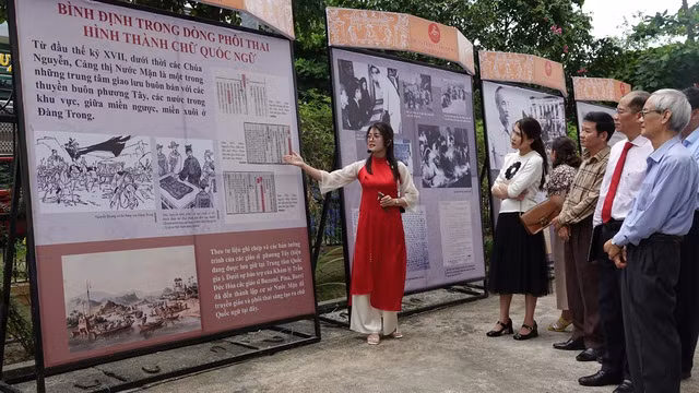 Các đại biểu nghe giới thiệu về vai trò của Bình Định với sự hình thành chữ Quốc ngữ