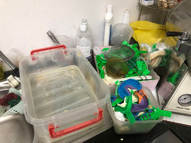 Nơi vệ sinh, khử trùng dụng cụ nha của phòng khám trông rất nhếch nhác