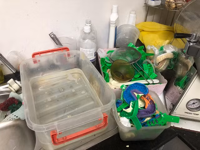 Nơi vệ sinh, khử trùng dụng cụ nha của phòng khám trông rất nhếch nhác