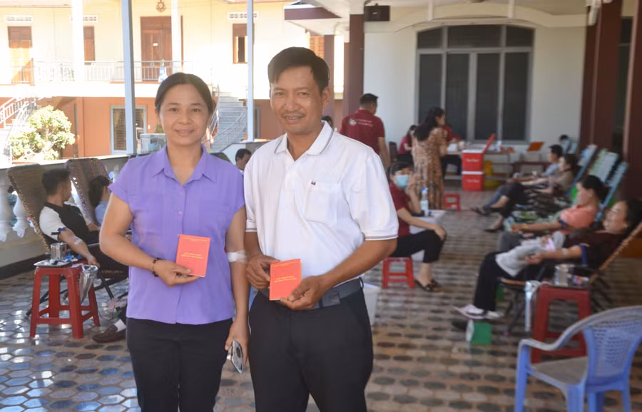 Vợ chồng anh Nguyễn Thái Phong và chị Lê Thị Thanh Huệ (tổ dân phố 1, phường Hoa Lư, TP. Pleiku) vui vẻ khi tham gia hiến máu tình nguyện. Ảnh: H.C