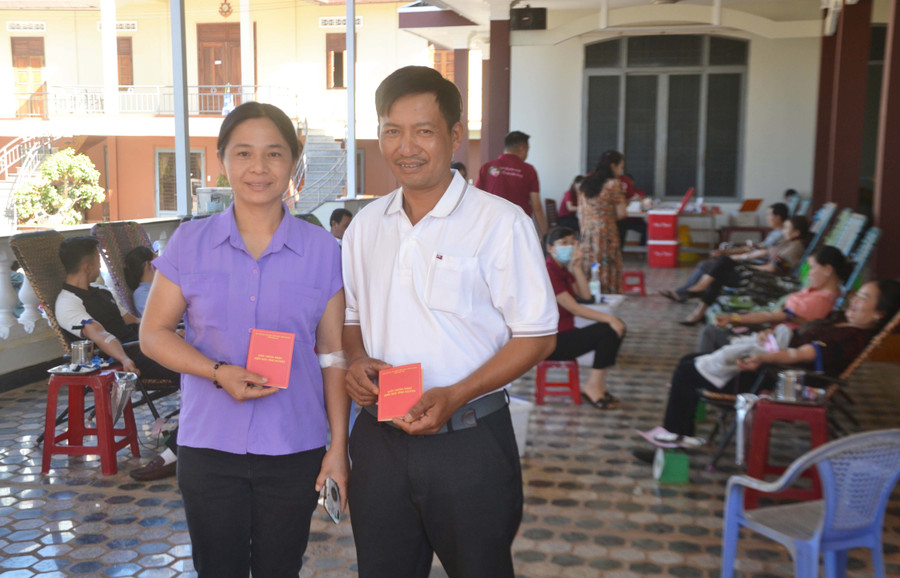 Vợ chồng anh Nguyễn Thái Phong và chị Lê Thị Thanh Huệ (tổ dân phố 1, phường Hoa Lư, TP. Pleiku) vui vẻ khi tham gia hiến máu tình nguyện. Ảnh: H.C Vợ chồng anh Nguyễn Thái Phong và chị Lê Thị Thanh Huệ (tổ dân phố 1, phường Hoa Lư, TP. Pleiku) vui vẻ khi tham gia hiến máu tình nguyện. Ảnh: H.C