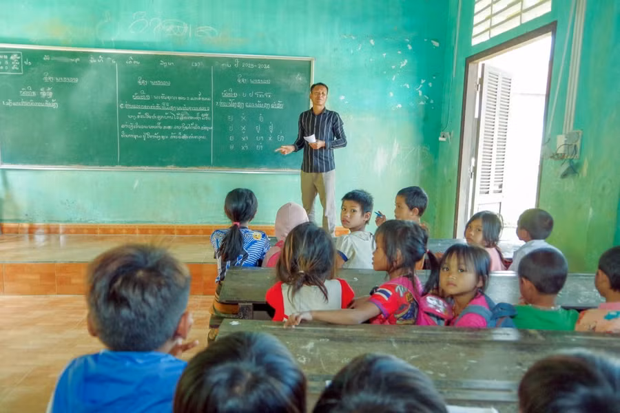 Trường Tiểu học Sê Sáp- công trình do tỉnh Thừa Thiên Huế xây tặng học sinh biên giới Lào tại huyện Kà Lừm, tỉnh Sekong. Ảnh: VĂN THẮNG