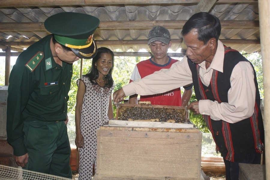 Những mô hình kinh tế mới giúp người dân khu vực biên giới Việt Nam - Lào vươn lên xoá đói giảm nghèo Những mô hình kinh tế mới giúp người dân khu vực biên giới Việt Nam - Lào vươn lên xoá đói giảm nghèo