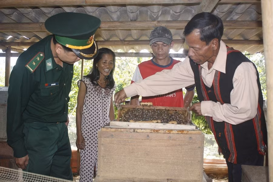 Những mô hình kinh tế mới giúp người dân khu vực biên giới Việt Nam - Lào vươn lên xoá đói giảm nghèo Những mô hình kinh tế mới giúp người dân khu vực biên giới Việt Nam - Lào vươn lên xoá đói giảm nghèo