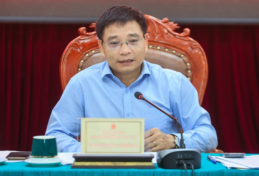 Bộ trưởng Bộ Giao thông Vận tải Nguyễn Văn Thắng chỉ đạo tại Hội nghị giao ban công tác quý 1 và triển khai nhiệm vụ trọng tâm quý 2/2024 của Bộ Giao thông Vận tải vào chiều 1/4. (Ảnh: PV/Vietnam+) Bộ trưởng Bộ Giao thông Vận tải Nguyễn Văn Thắng chỉ đạo tại Hội nghị giao ban công tác quý 1 và triển khai nhiệm vụ trọng tâm quý 2/2024 của Bộ Giao thông Vận tải vào chiều 1/4. (Ảnh: PV/Vietnam+)